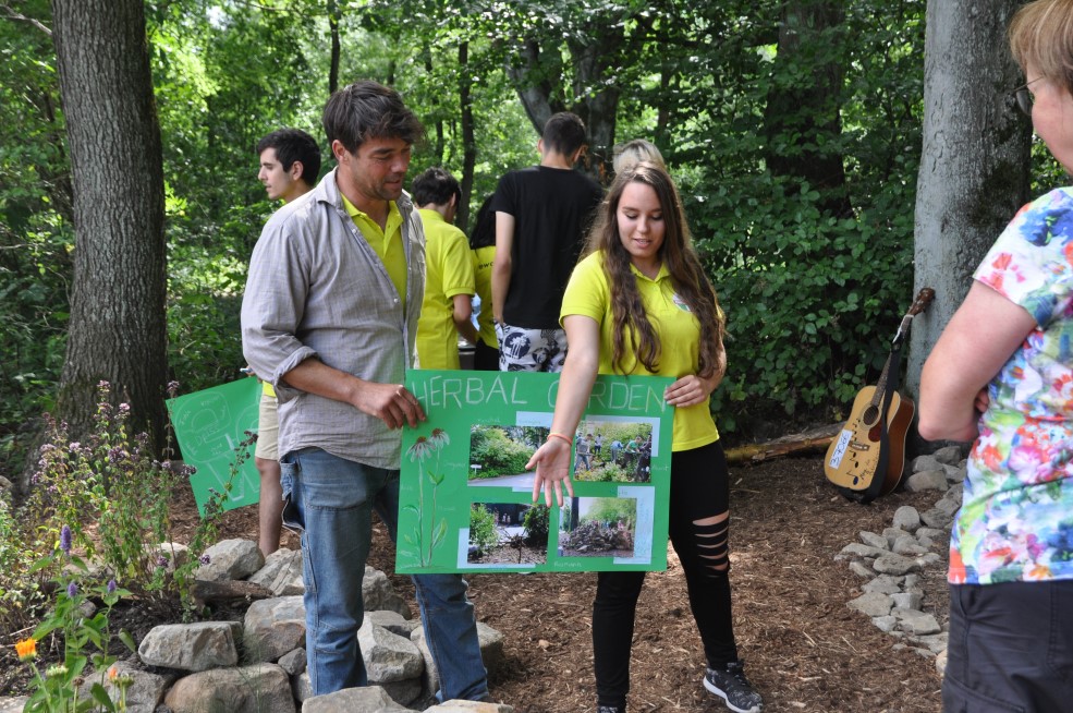 Kamila zeigt zusammen mit Markus Fleischer, wie der Prozess der Arbeit verlief.