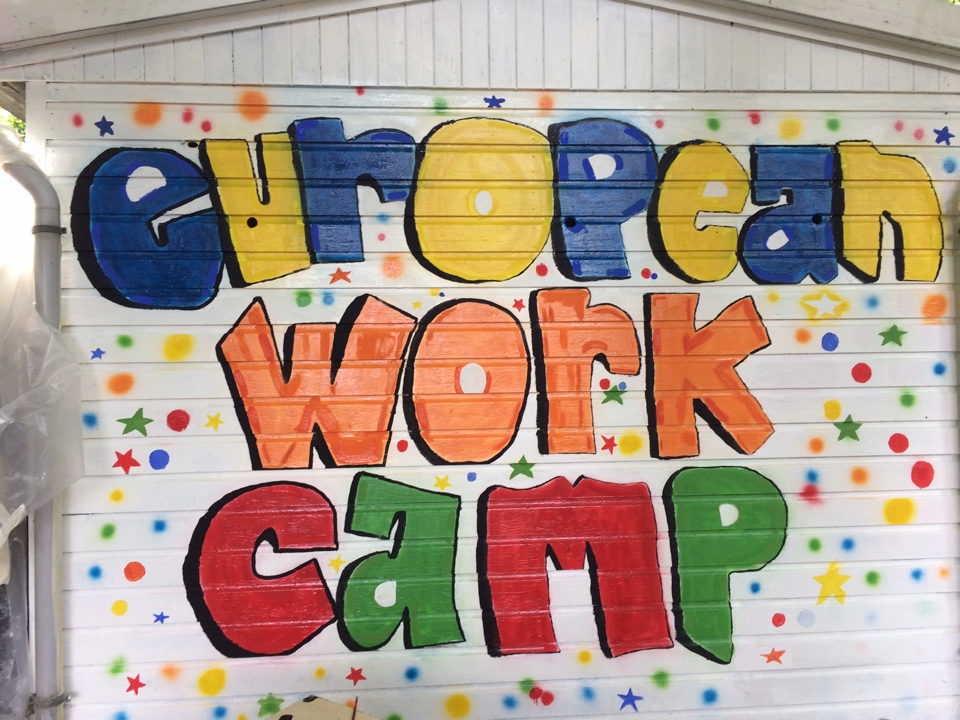 Die fertig gestaltete Wand des Werkzeugschuppens. Yay - european work camps! We like! 